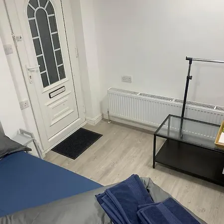 Cosy Studio Flat-Just Renovated-Free Street Parking & Independent Entrance Hanworth Exterior foto