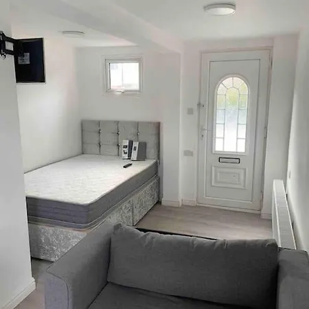 Cosy Studio Flat-Just Renovated-Free Street Parking & Independent Entrance Hanworth Exterior foto