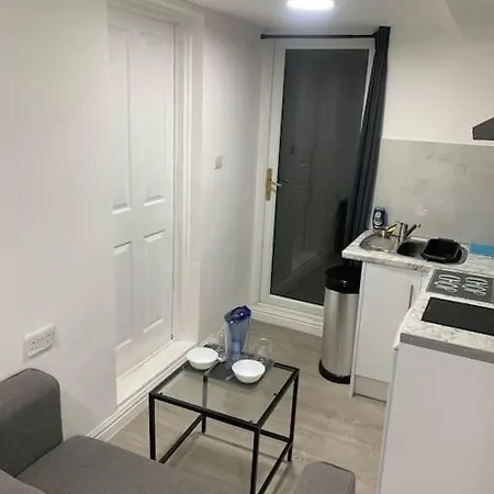 Cosy Studio Flat-Just Renovated-Free Street Parking & Independent Entrance Hanworth Exterior foto