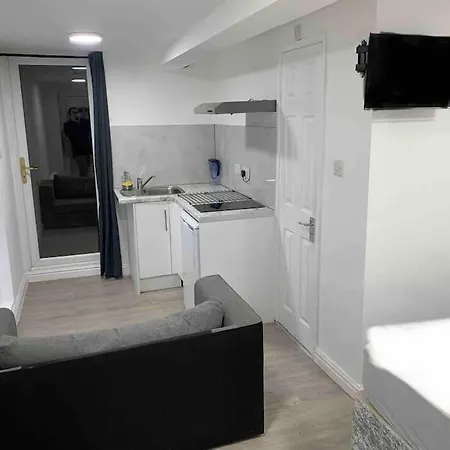 Cosy Studio Flat-Just Renovated-Free Street Parking & Independent Entrance Hanworth Exterior foto