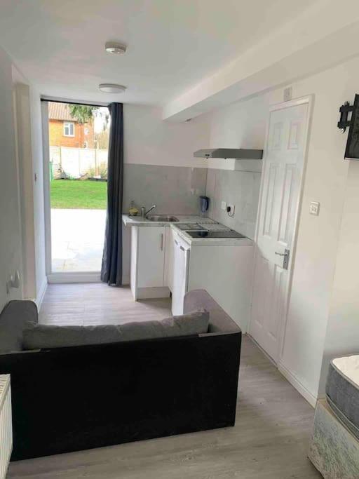 Cosy Flat-just Renovated-free Street Parking & Independent Entrance Apartment