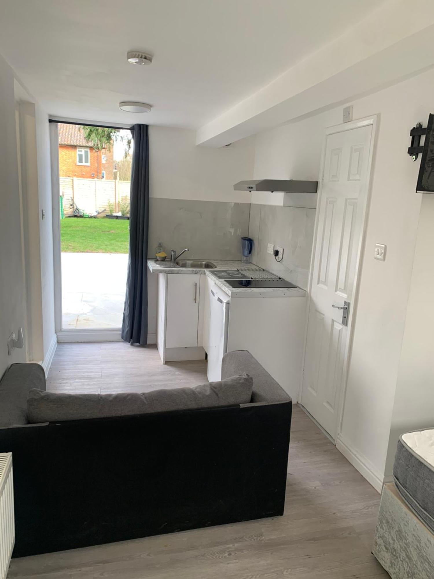 Cosy Flat-just Renovated-free Street Parking & Independent Entrance * Hanworth
