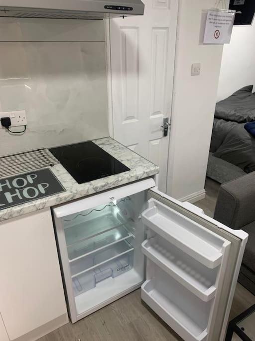 Apartment Cosy Flat-just Renovated-free Street Parking & Independent Entrance
