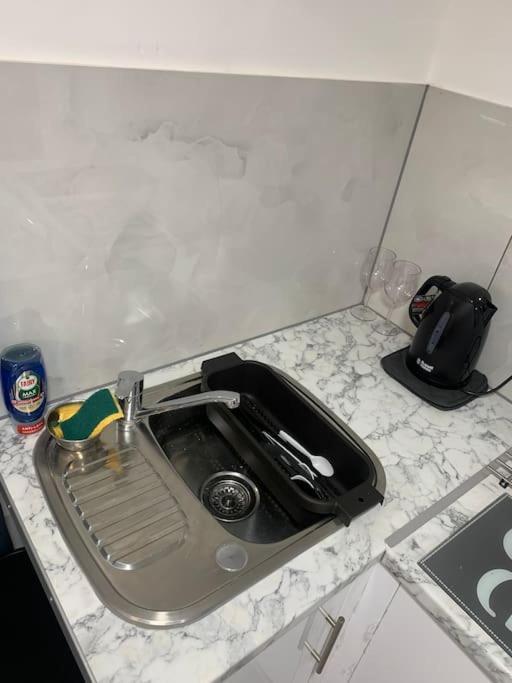 Apartment Cosy Flat-just Renovated-free Street Parking & Independent Entrance Hanworth