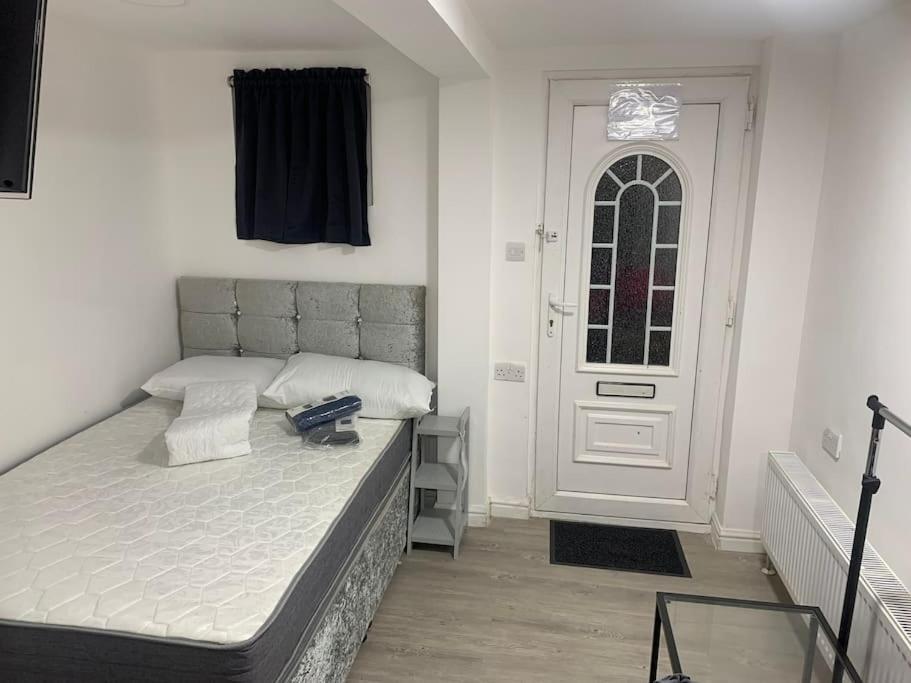 Cosy Flat-just Renovated-free Street Parking & Independent Entrance Hanworth