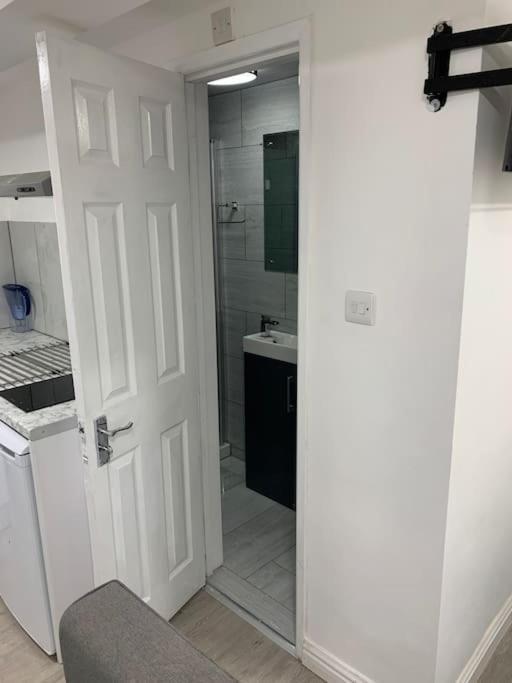 Cosy Flat-just Renovated-free Street Parking & Independent Entrance