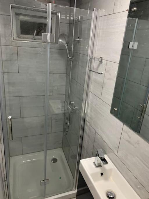 Cosy Flat-just Renovated-free Street Parking & Independent Entrance