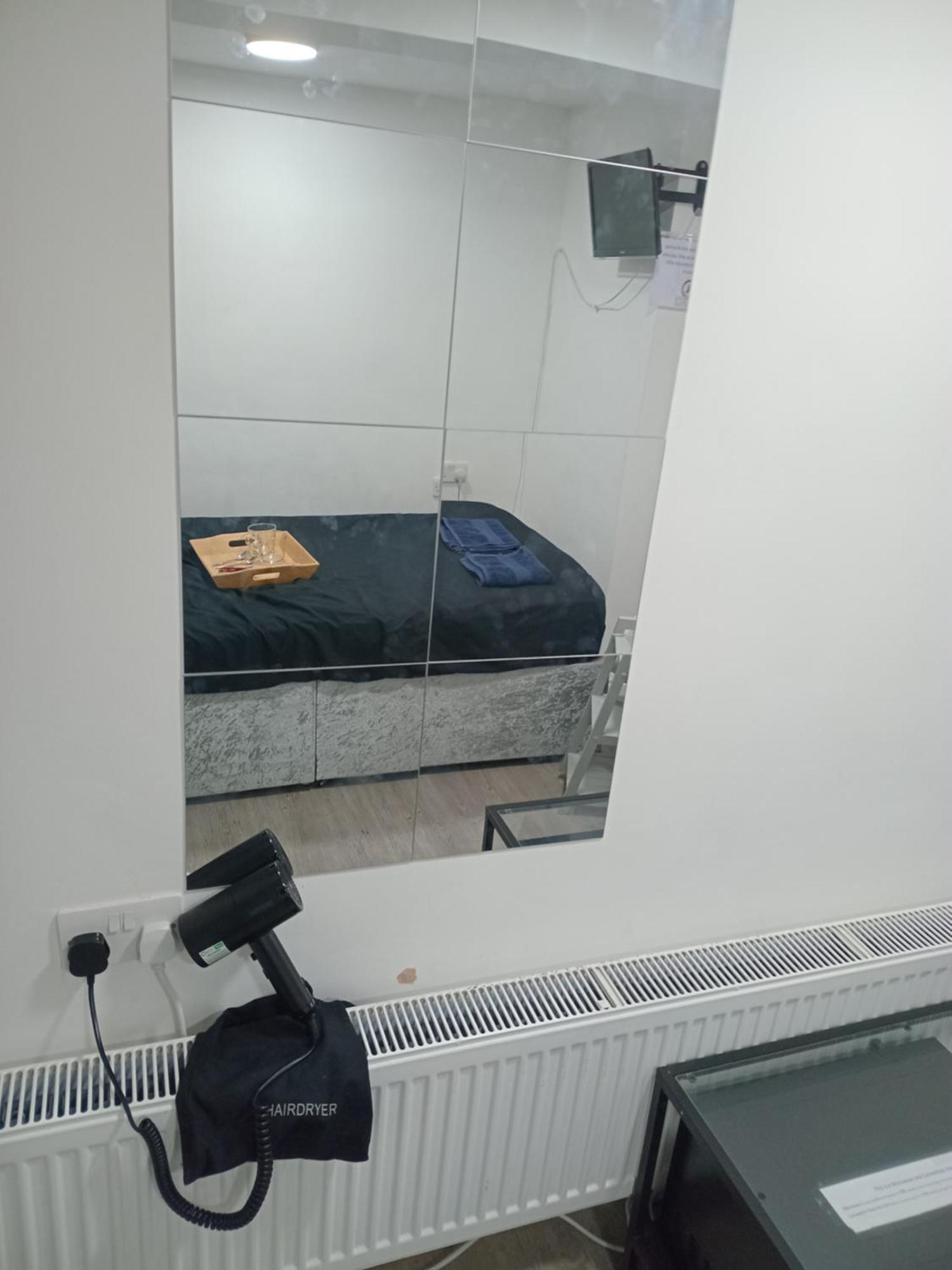 Cosy Flat-just Renovated-free Street Parking & Independent Entrance Apartment Hanworth